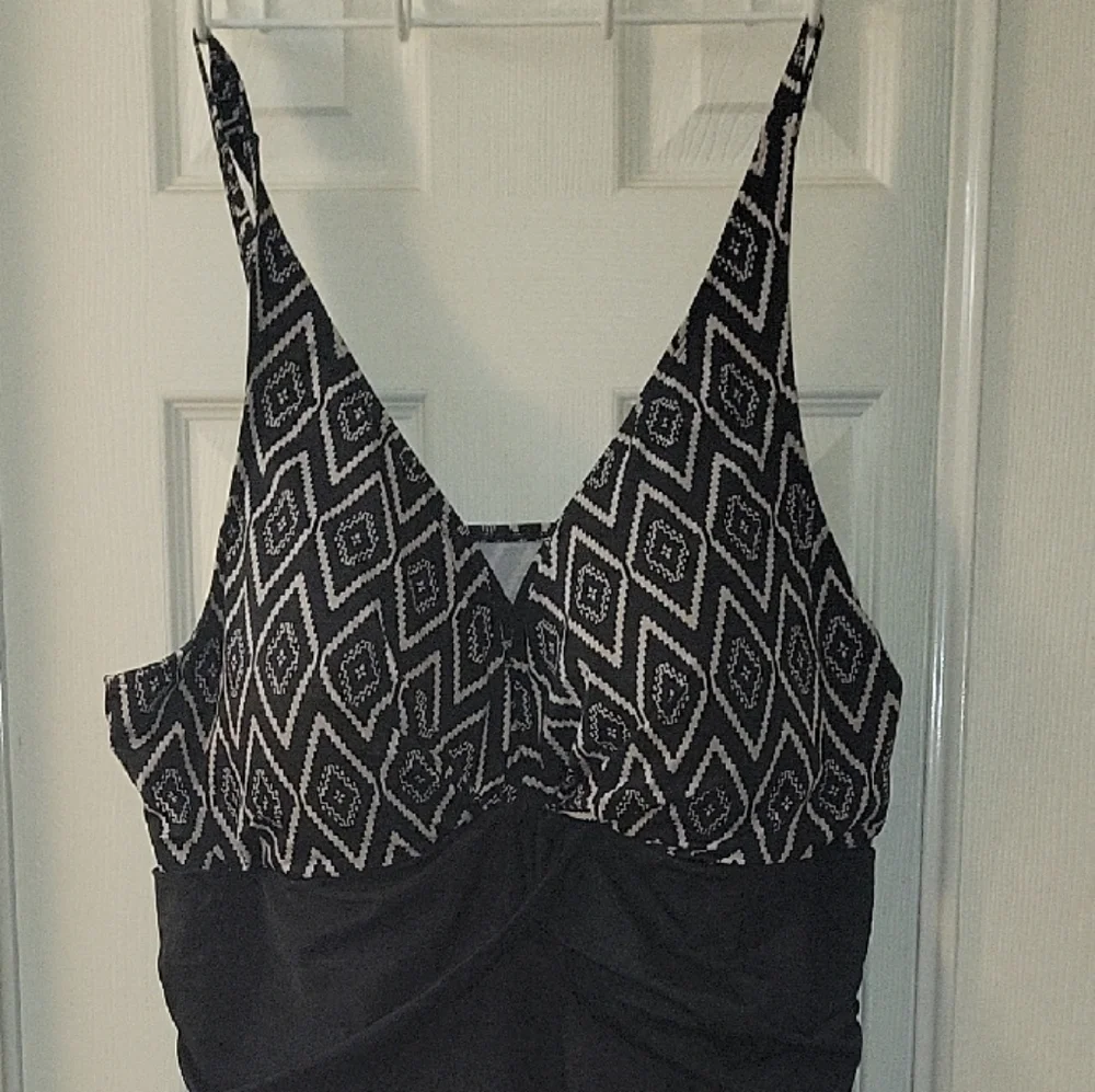 Perona Womens 26W Black and White Geometric Print One Piece Swim Suit